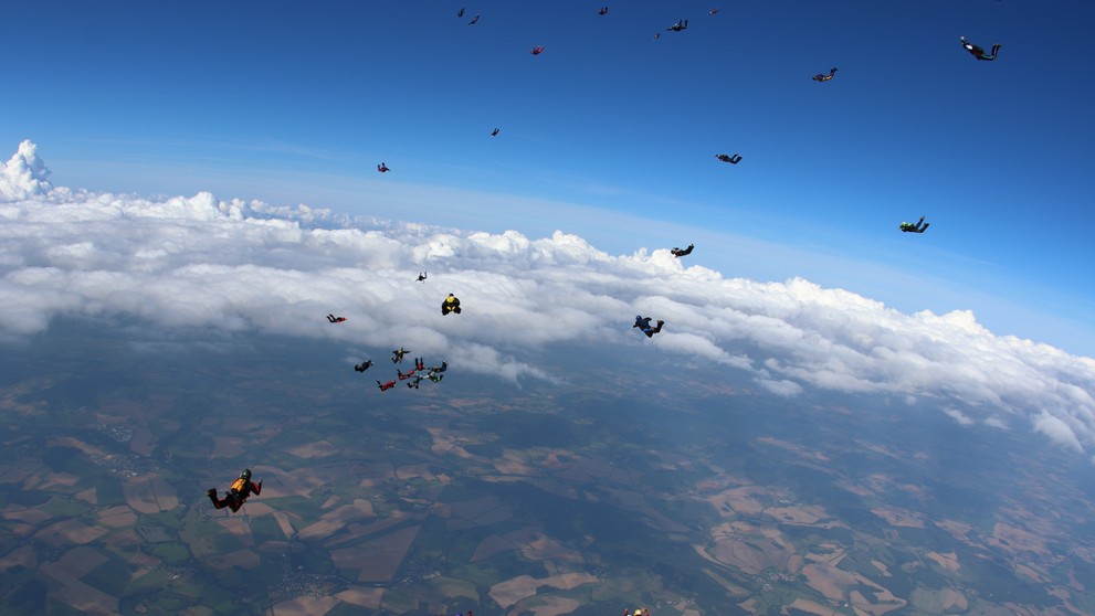 Rekordný zoskok parašutistov