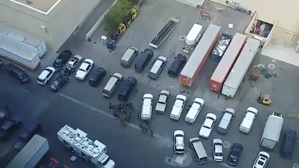 Ozbrojený muž sa zabarikádoval v autobuse.