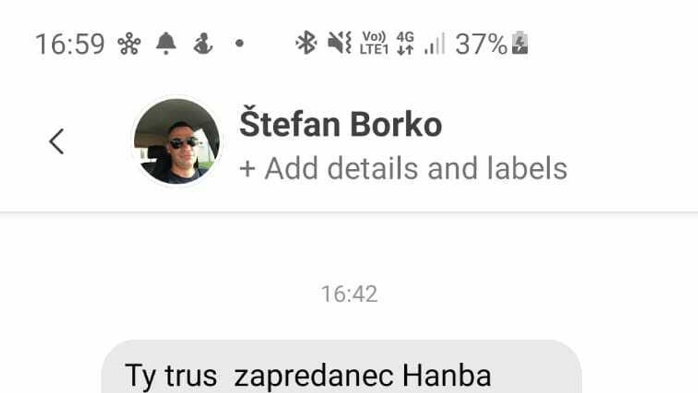 Nadávka poslancovi SaS Miroslavovi Žiakovi.