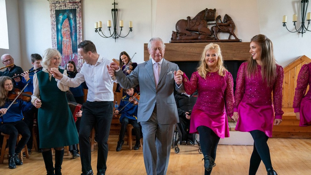 Princ Charles a vojvodkyňa Camilla tancujú počas návštevy spolku Brú Ború Heritage Centre v Tipperary v Severnom Írsku.