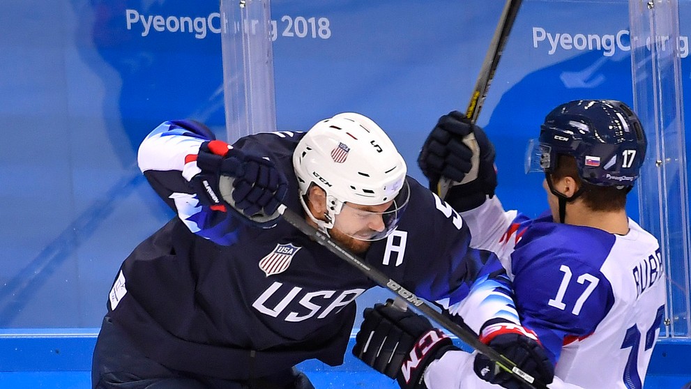 Radosť slovenských hráčov z gólu v dueli na ZOH 2018 proti USA - zľava strelec Kudrna, Surový a Nagy.