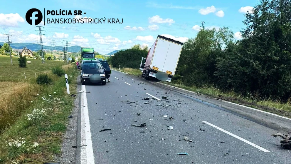 BMW v protismere narazilo do kamióna (1)