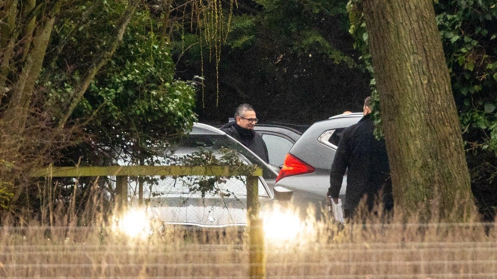 Dnes ráno prehľadala dom Andrewa Mountbattena-Windsora v Norfolku.