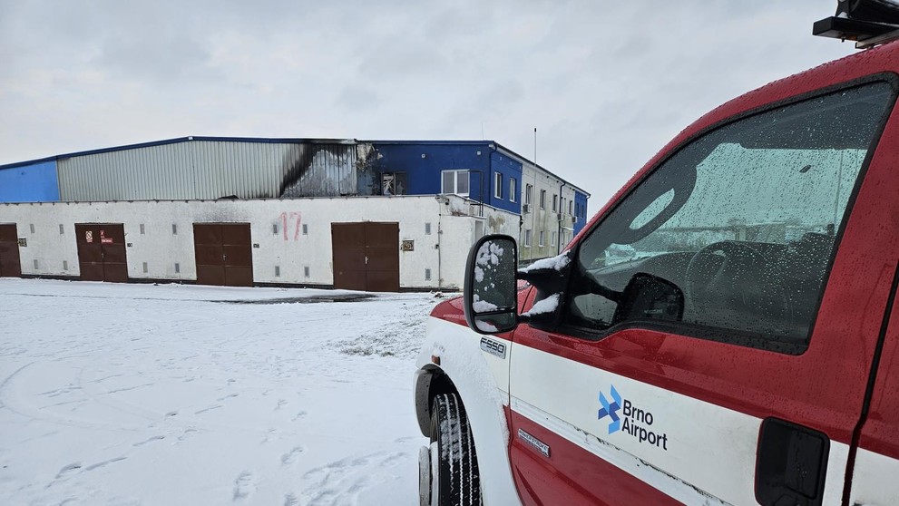 Požiar haly na letisku v Brne (3)