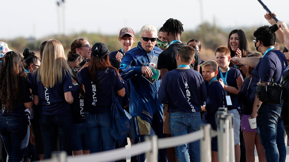Zakladateľ Virgin Galactic Richard Branson pred nástupom na prvý let na hranicu vesmíru.