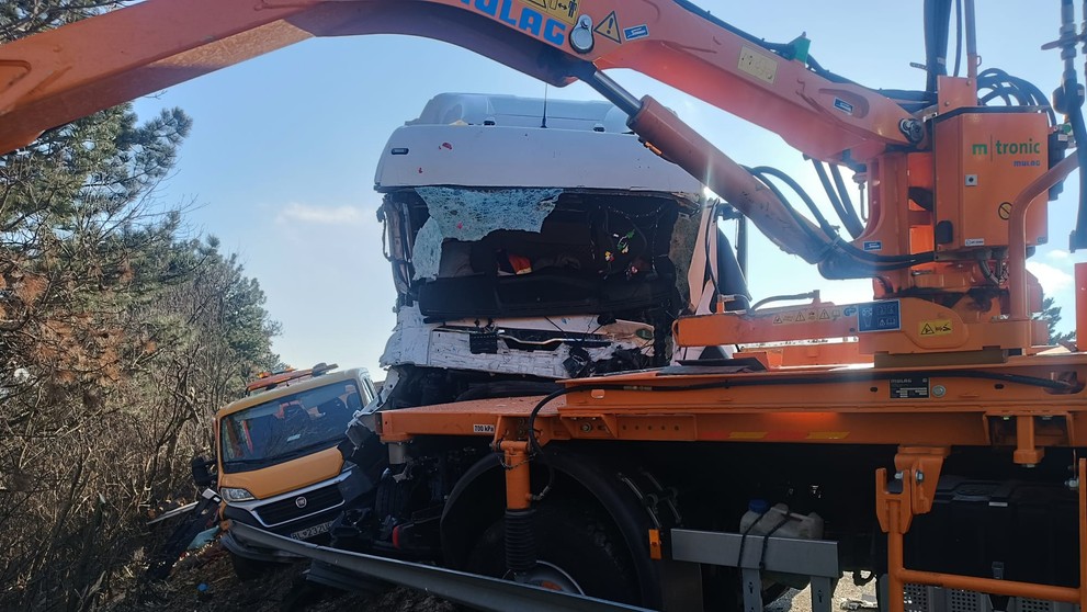 Do cestárskeho auta nabúral kamión.