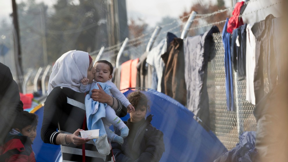 Na grécko-macedónskych hraniciach uviazlo vyše 7000 migrantov.