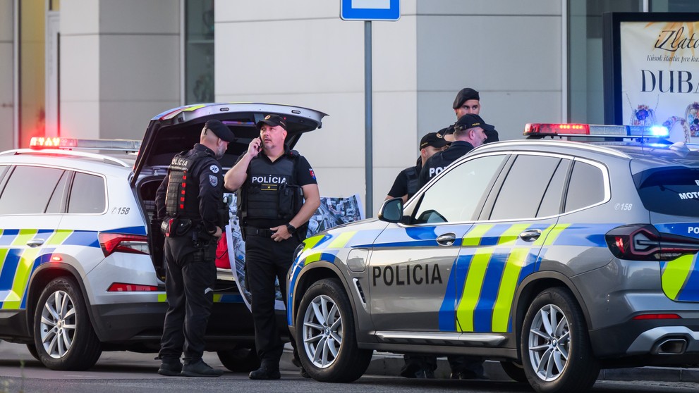 Polícia od rána evakuuje centrum Bratislavy.