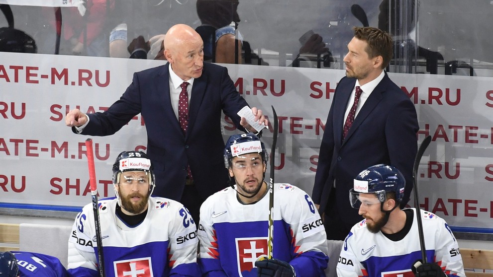 Tréner Craig Ramsey rozdáva hráčom pokyny.