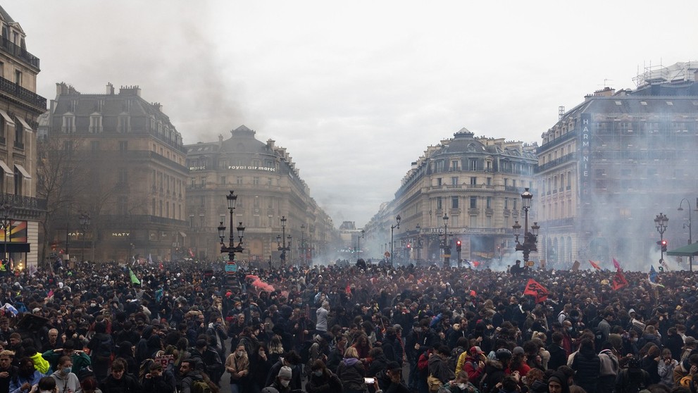 Protestujúci dav sa po pochode Parížom zhromaždil na námestí.