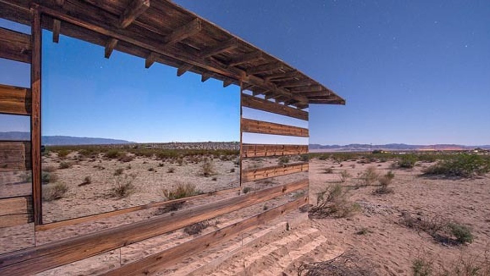 Zrkadlový domček na púšti v Kalifornii