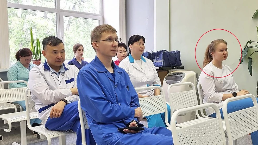 Laborantka Darja Šipilovová na snímke v krúžku.
