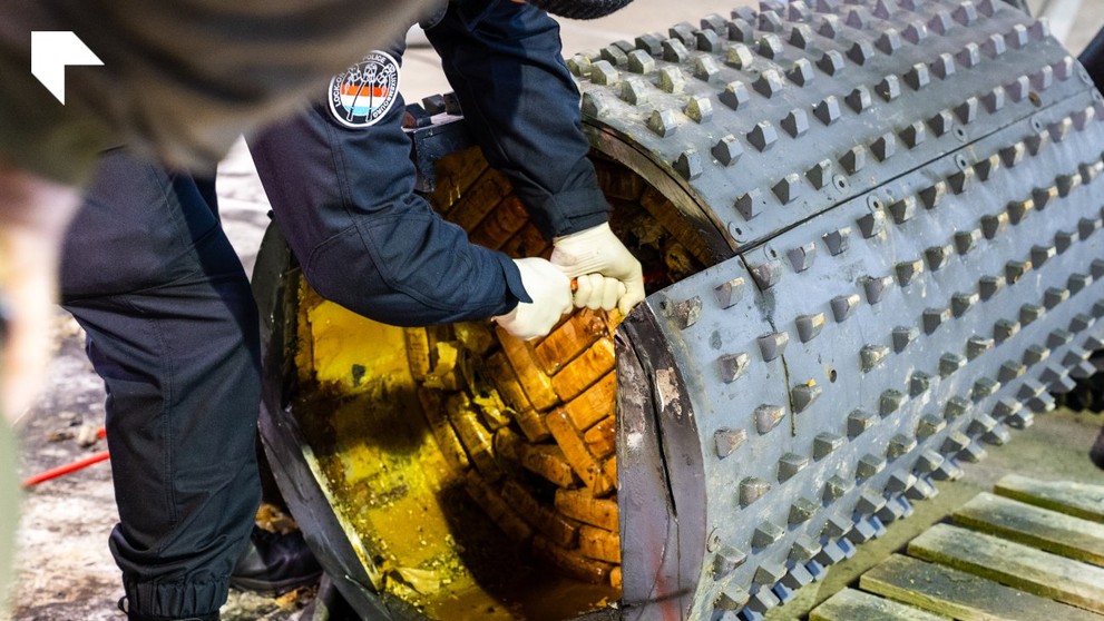 Drogy pašovali vo valci z drvičky kamenia.