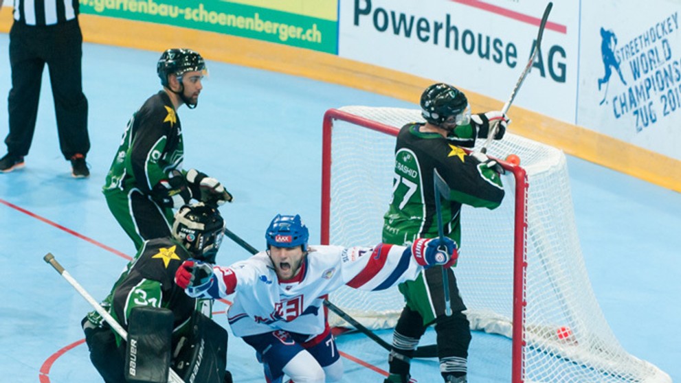 Radosť po strelení gólu do pakistanskej brány.