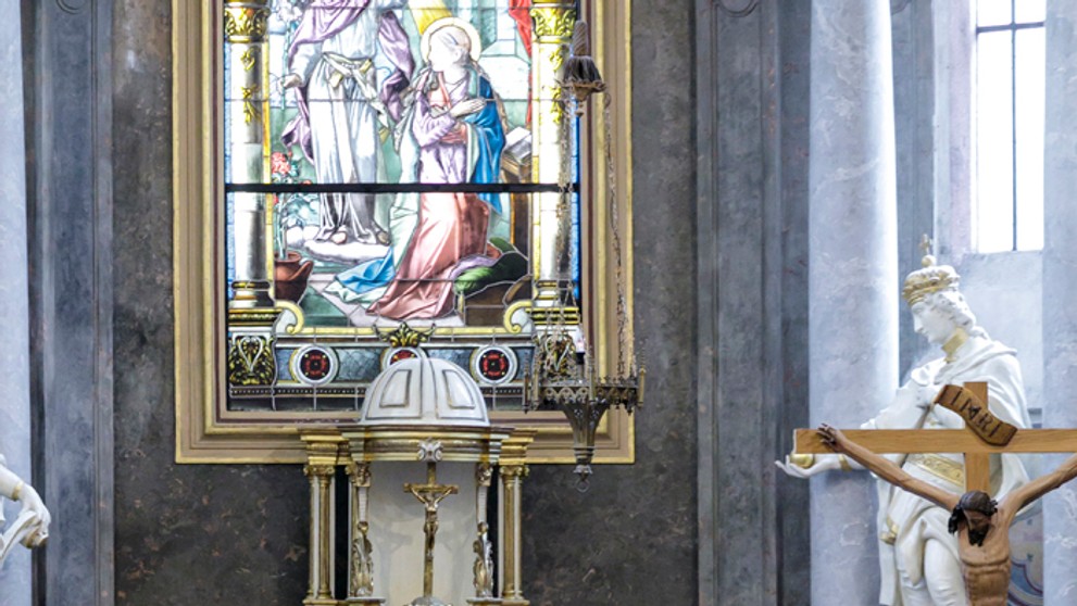 Veriaci počas svätej omše v kostole Zvestovania Pána (Františkánsky kostol) v Bratislave .