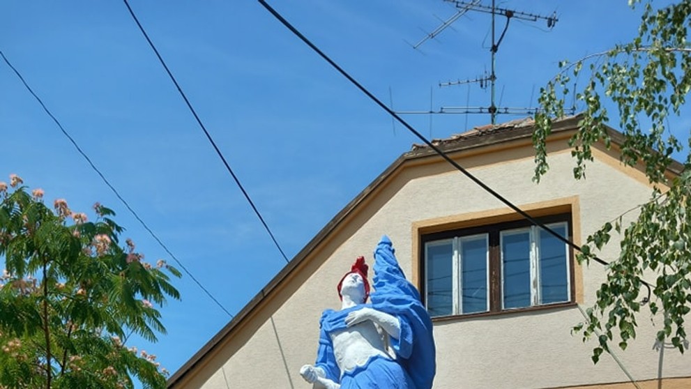 V Rači niekto svojvoľne premaľoval sochu svätého Floriána z roku 1721.