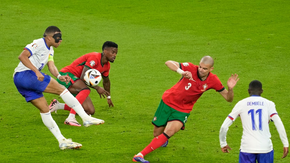 Pepe blokuje strelu Kyliana Mbappého.