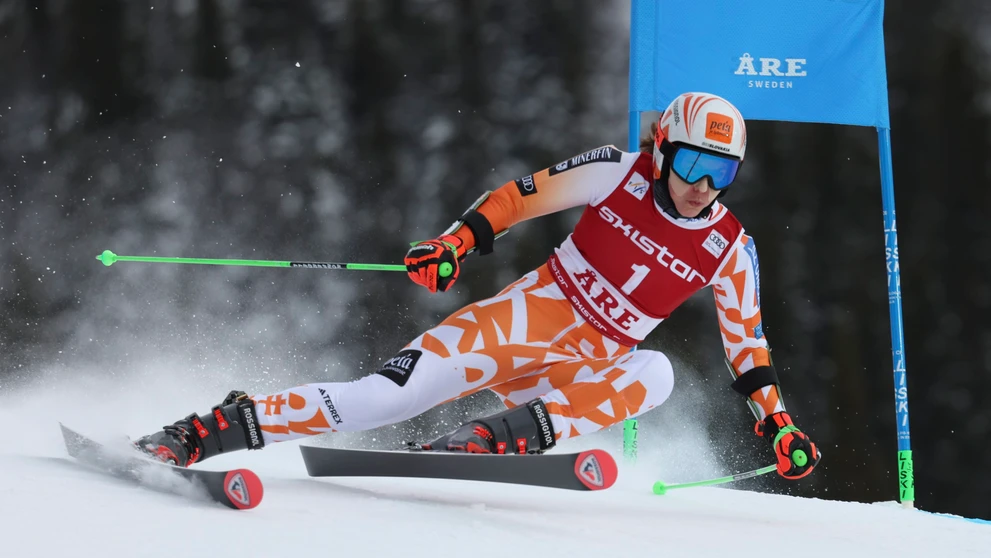Petra Vlhová na trati obrovského slalomu v Aare.