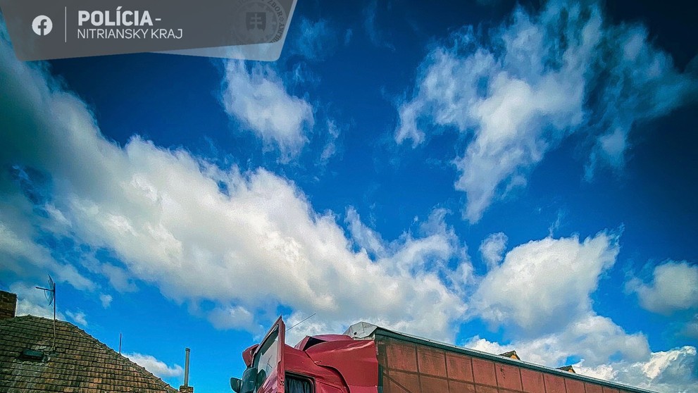 Nákladiak pri Nitre len o centimetre minul ľudí čakajúcich na zastávke