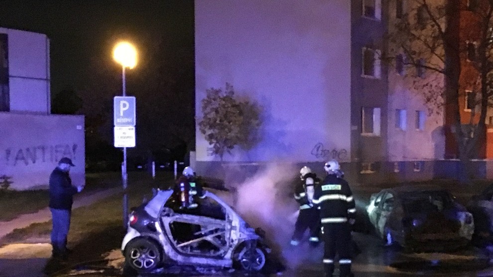 V Podunajských Biskupiciach zhorelo päť áut.