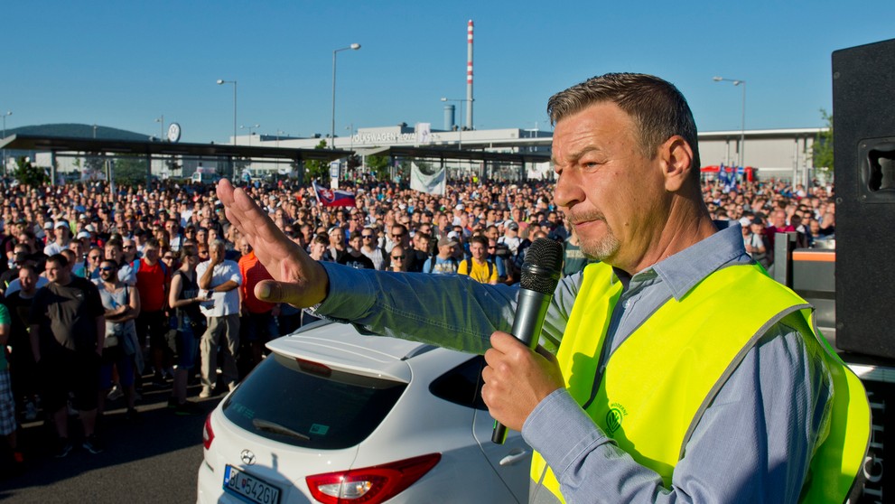 Na snímke štrajkujúci pracovníci automobilky Volkswagen Slovakia