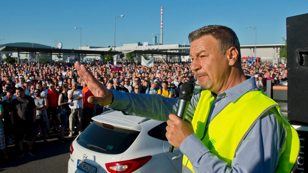 Na snímke štrajkujúci pracovníci automobilky Volkswagen Slovakia