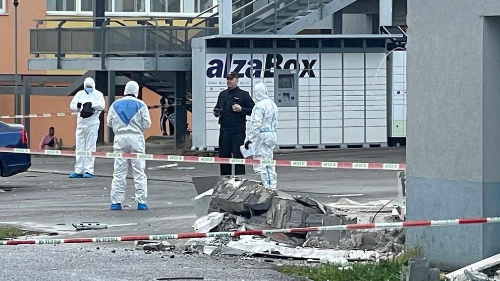 Na mieste sú viacerí policajti a kriminalisti.