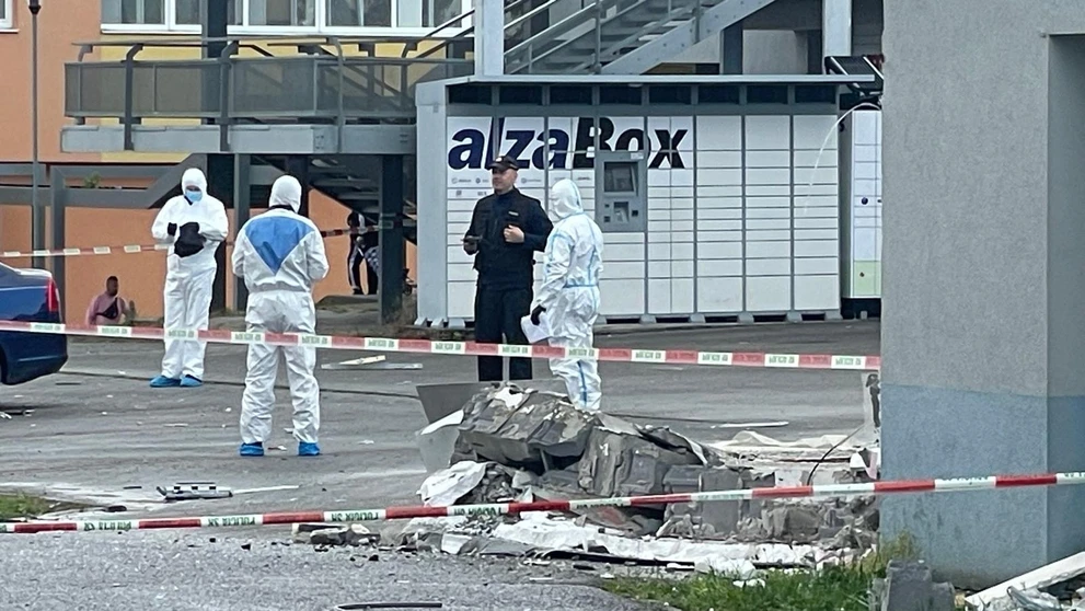 Na mieste sú viacerí policajti a kriminalisti.
