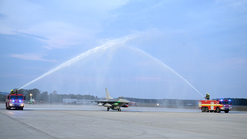Stíhačky F-16 symbolicky prechádzajú tzv. slávobránou z hasičských striekačiek v priestoroch Leteckej základne Malacky-Kuchyňa.