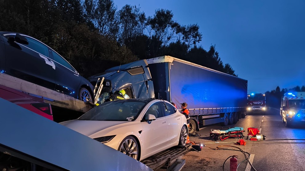 Vážna nehoda na Kysuciach, cesta je neprejazdná.