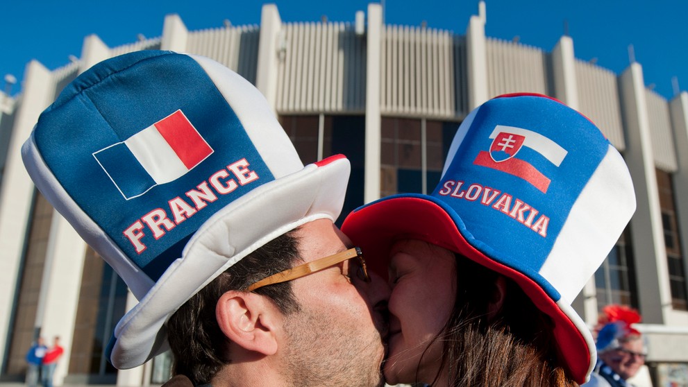 Slovensko-francúzsky pár Viktoria a Sebastien si dáva bozk pred zápasom Francúzsko - Slovensko.