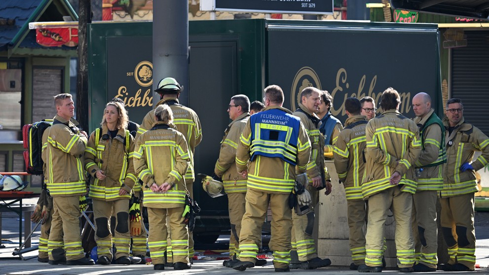 Príslušníci záchranných zložiek, ktorých privolali do centra západonemeckého mesta Mannheim.