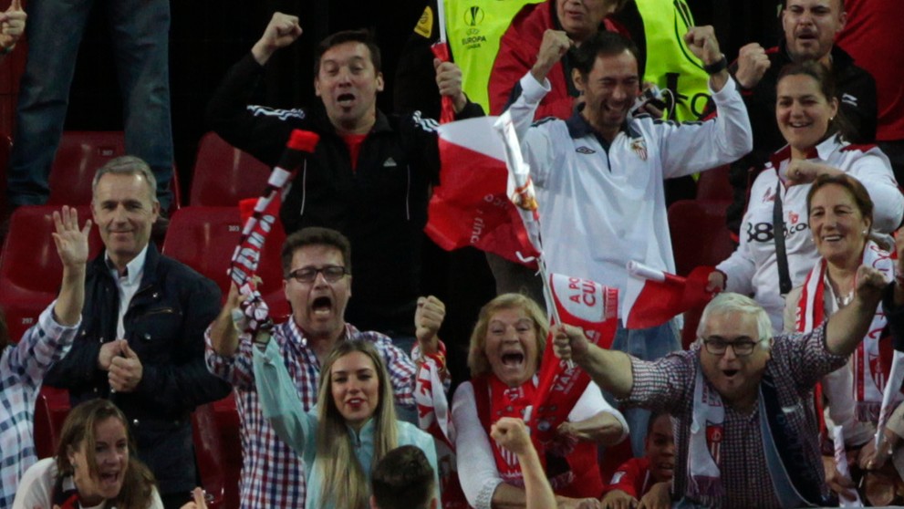 Kevin Gameiro (vpravo) oslavuje úvodný gól do bránky Šachtaru v zápase odvety semifinále EL FC Sevilla-Šachtar Doneck.