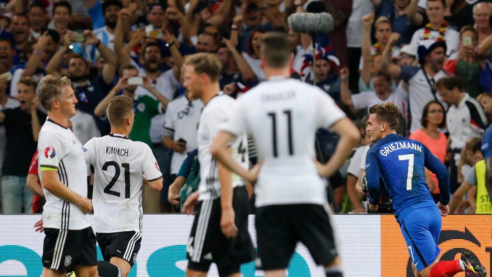 Hráč Francúzska Antoine Griezmann oslavuje svoj gól z pokutového kopu v zápase semifinále ME vo futbale Nemecko - Francúzsko.