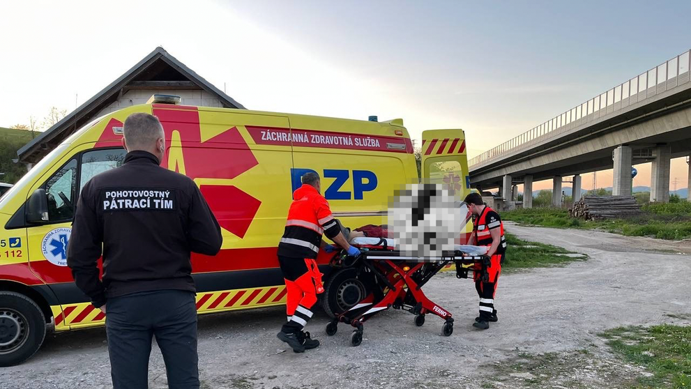 Člen pohotovostného pátracieho tímu pri presune zranenej osoby do RZP