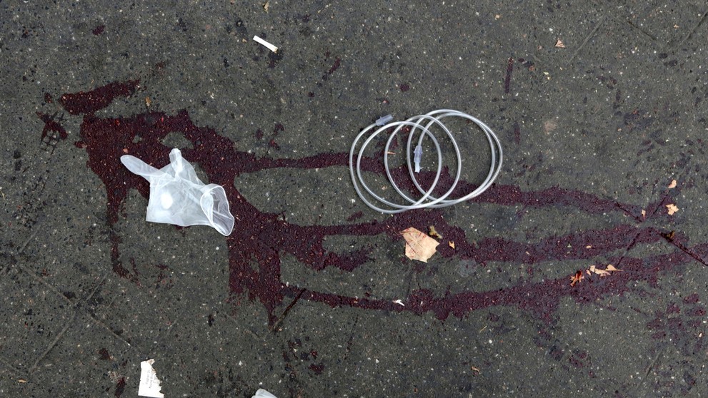 Stopy krvi pred koncertnou sieňou Bataclan v Paríži