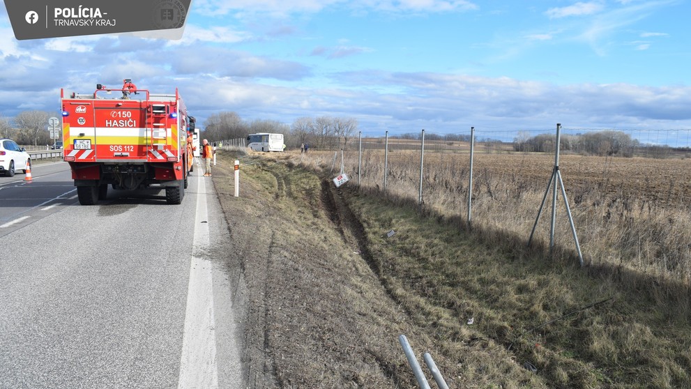 Nehoda autobusu na R1