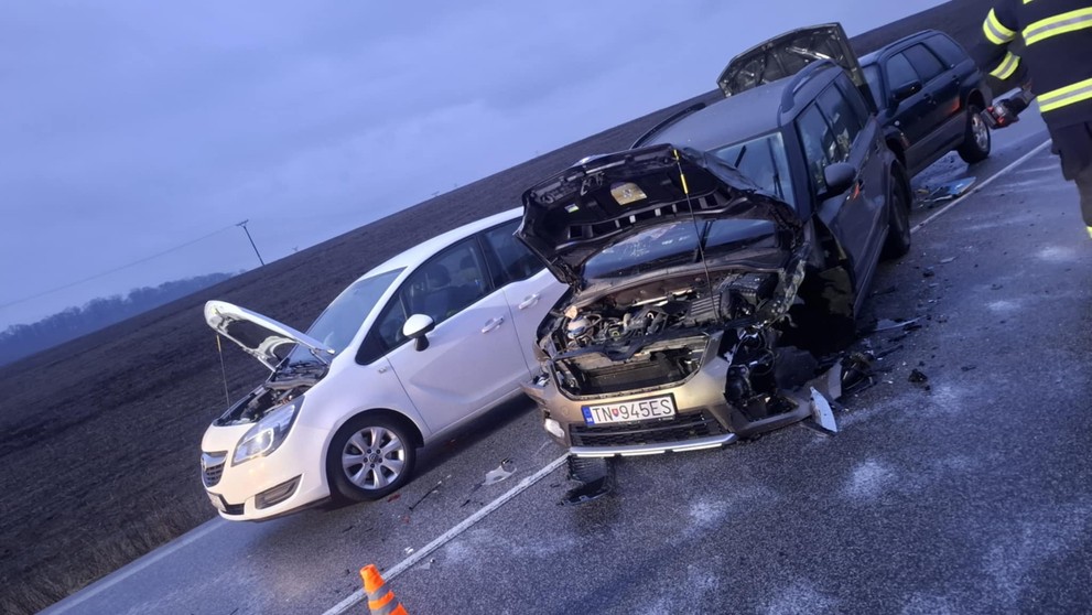 Zrážka áut s autobusom.