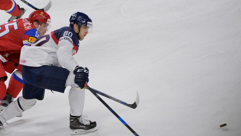 Bogdan Kiselevič (vľavo) z Ruska atakuje v zápase MS 2017 Tomáša Hrnku.