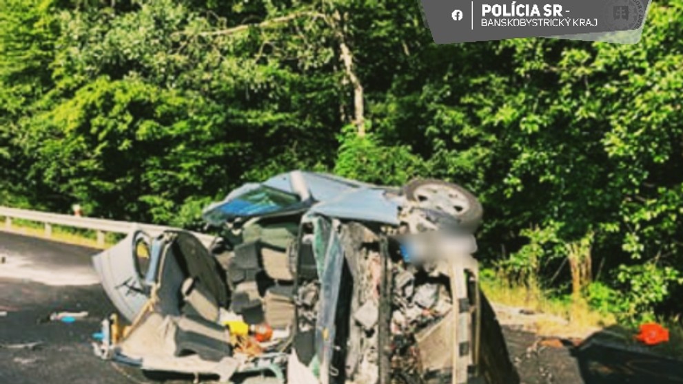 Čelná zrážka dvoch vozidiel pred obcou Bartošova Lehôtka.