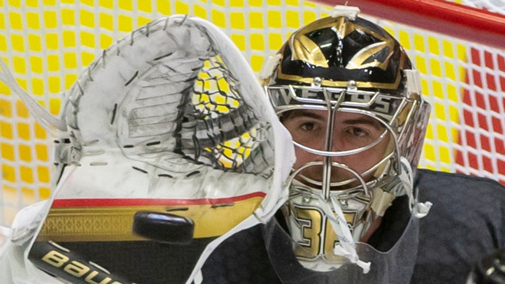 Brankár Logan Thompson (Kanada) v zápase so Slovenskom na MS 2022.