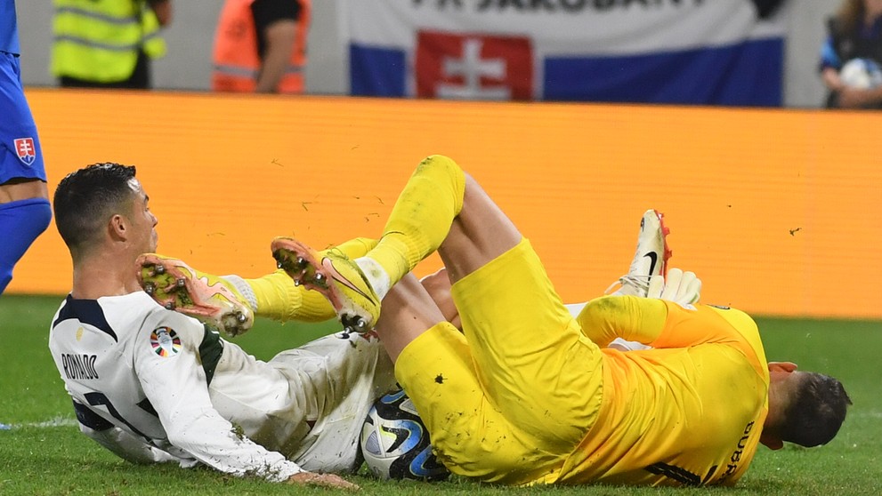 Na snímke sprava brankár Slovenska Martin Dúbravka a hráč Portugalska Cristiano Ronaldo.