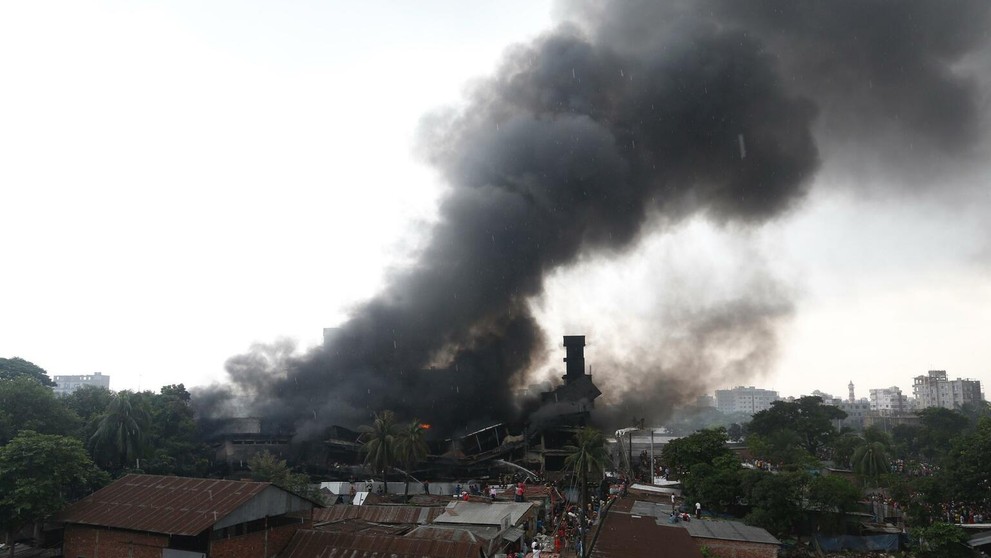 Kúdeľ dymu bolo možné vidieť z veľkej diaľky.