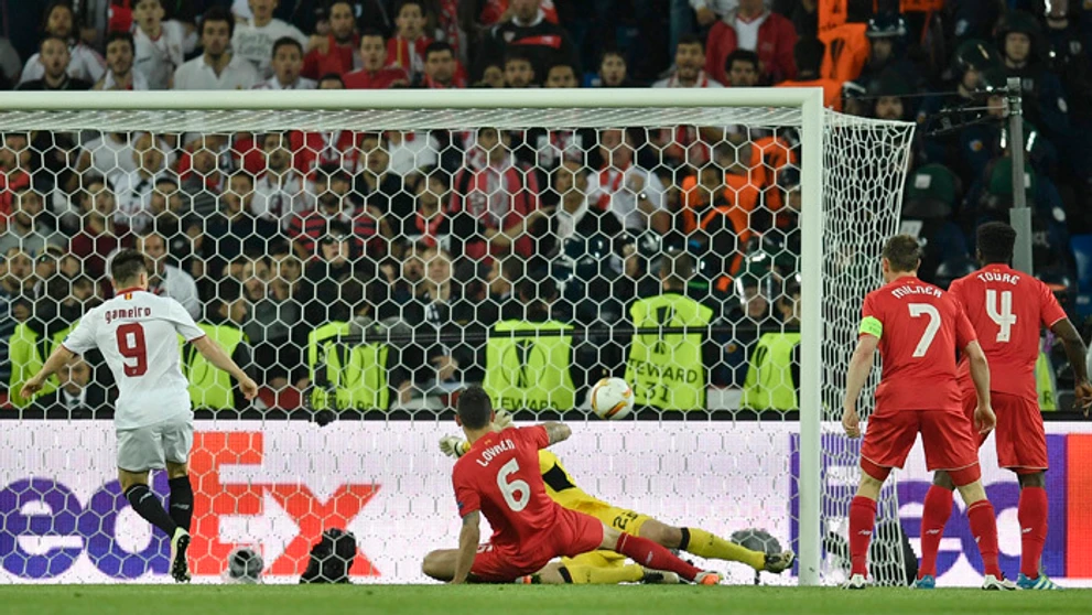 Futbalista FC Sevilla Kevin Gameiro (vľavo) strieľa vyrovnávajúci gól na 1:1 vo finálovom zápase Európskej ligy FC Liverpool - F