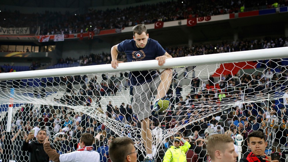 Fanúšik lezie na bránku pred štvrťfinále EL Lyonu s Besiktasom.