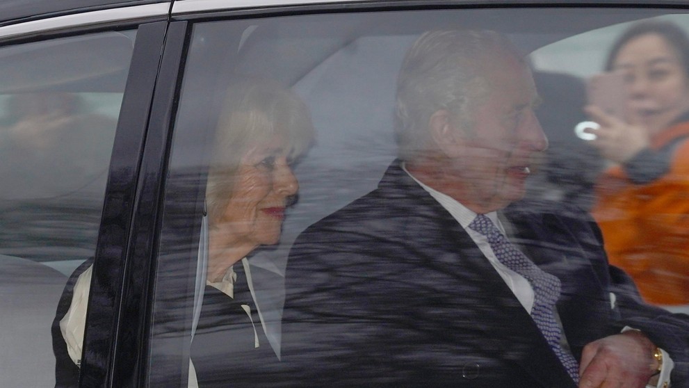 Kráľ Karol III. s manželkou v aute.