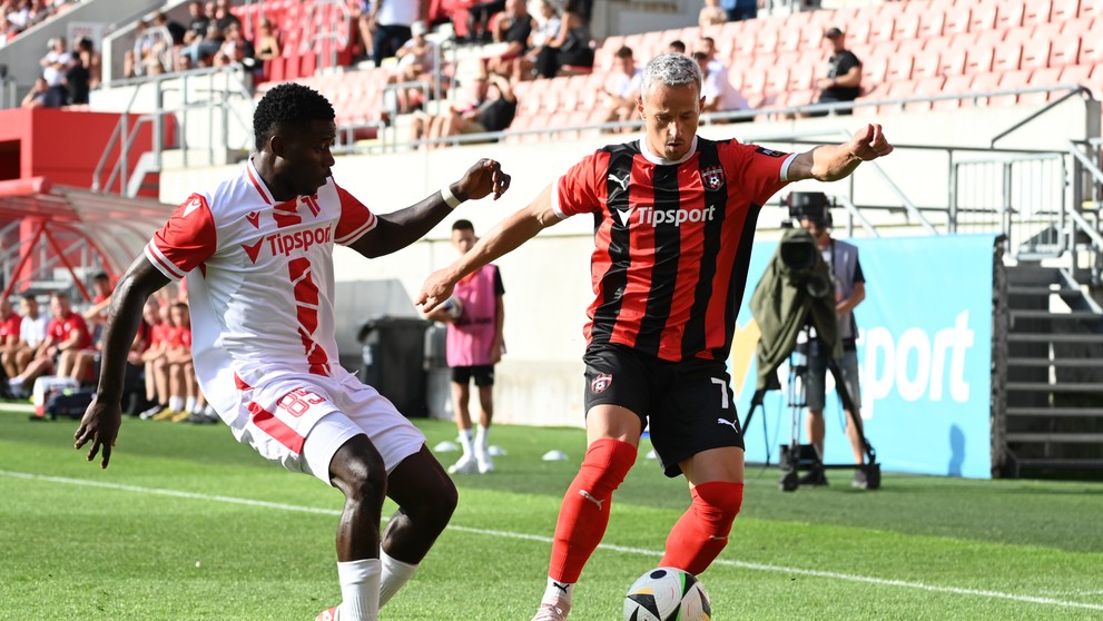 Sprava Trnavčan Róbert Pich a hráč Trenčína Emmanuel Uchegbu bojujú o loptu v 1. kole Niké ligy.