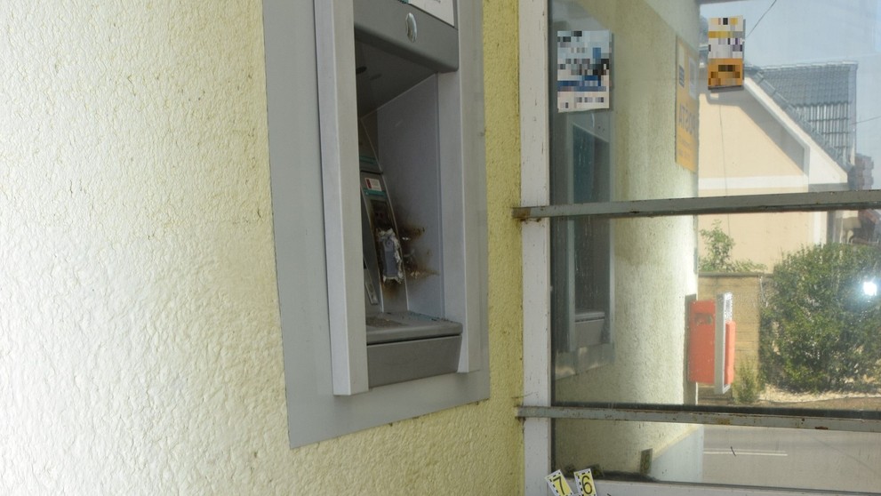 Bankomat v obci Ladce opäť vykradli.