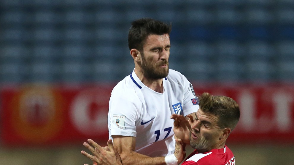 Grék Yannis Gianniotas (vľavo) v súboji proti reprezentantovi Gibraltáru Liamovi Walkerovi v kvalifikácii MS 2018.