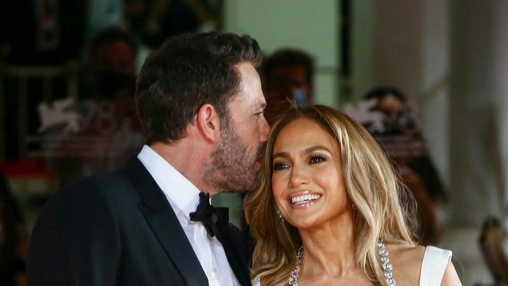 Ben Affleck a Jennifer Lopez na premiére filmu The Last Duel na Benátskom filmovom festivale
